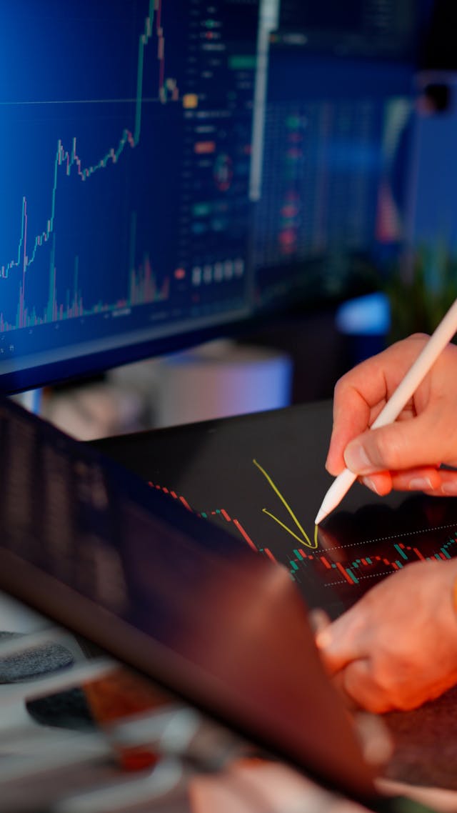 Exemplo de um dashboard moderno e limpo do Qlik Sense